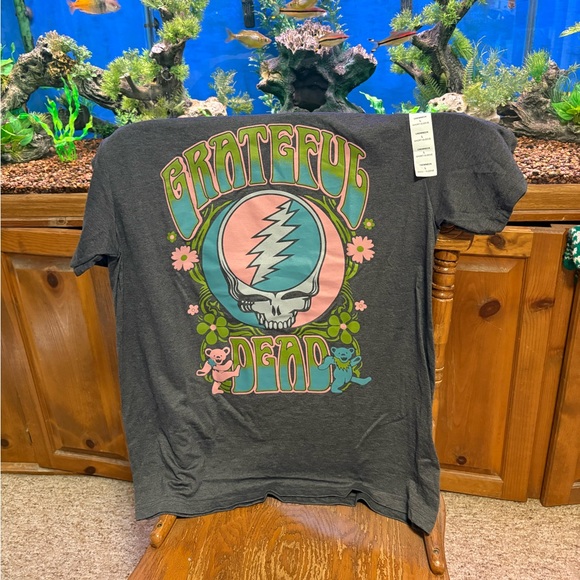 NWT-Grateful Dead Graphic T-Shirt - Gray
Classic graphic logo, stunning colors - Picture 10 of 10